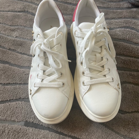 ALDO Walking shoes only worn once back of the soul 2 inches. The front is 1 inch - Picture 2 of 5